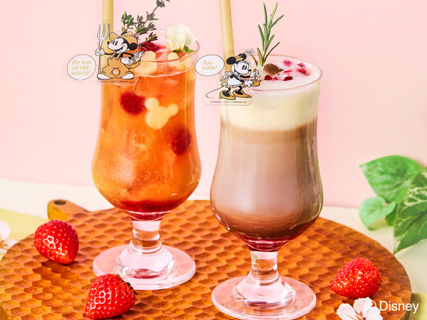 ラズベリー&ピンクグレープフルーツのフラワーソーダ〈Mickey〉左／ベリーショコラータ〈Minnie〉右©Disney