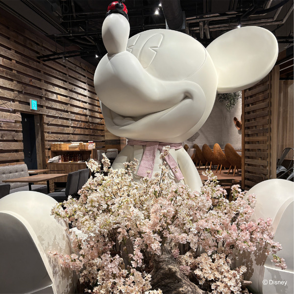 店内のミッキーマウスをイメージしたスタチューが春デザインに。写真は去年の様子。©Disney