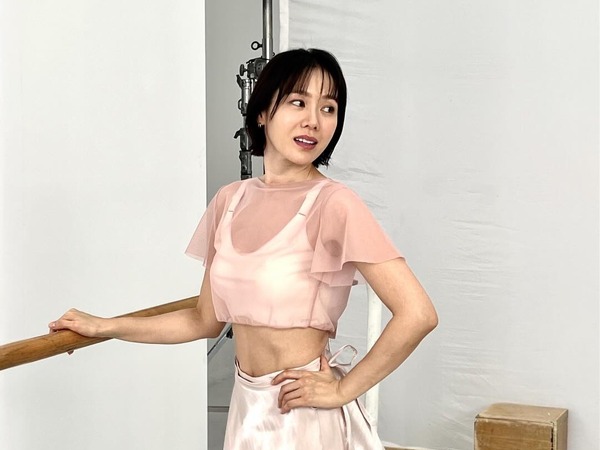 女優ソン・イェジン、引き締まった腹筋に目が釘付け！デビュー当時のようなビジュアル【PHOTO】