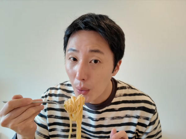 『太陽を抱く月』チョン・イル、日本で一人暮らし中！手際が良すぎる「料理男子」っぷり炸裂【PHOTO】