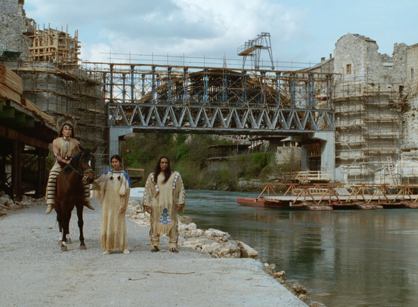 『アワーミュージック』　©2004 AVVENTURA FILMS – PERIPHERIA – FRANCE 3 CINÉMA – VEGA FILMS