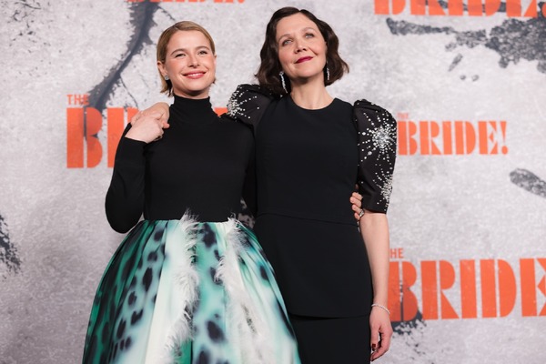 マギー・ギレンホール監督＆ジェシー・バックリー『ザ・ブライド！』©2026 Warner Bros. Entertainment Inc. All Rights Reserved.