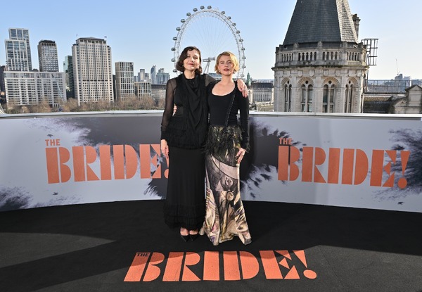 マギー・ギレンホール監督＆ジェシー・バックリー『ザ・ブライド！』©2026 Warner Bros. Entertainment Inc. All Rights Reserved.