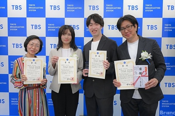 「PACKAGE」右から、仲村弦己（なかむらげんき）前田志門（まえだしもん）上野詩織（うえのしおり）境田博美（さかいだひろみ）