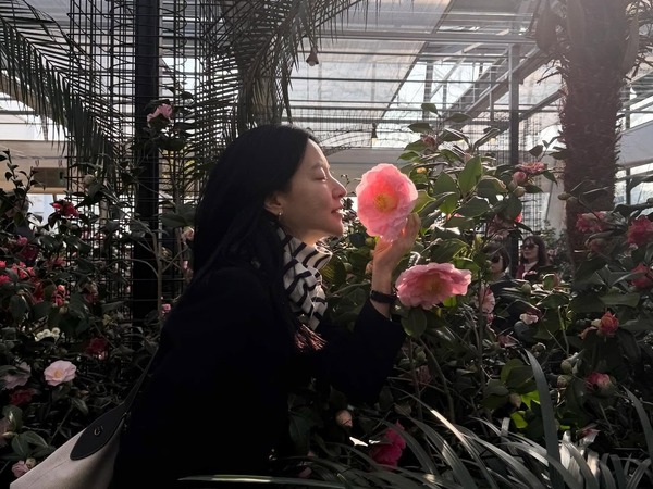 女優イ・ヨンエ、椿の庭園でエレガントさ全開！まるで“絵画のような”近況写真【PHOTO】