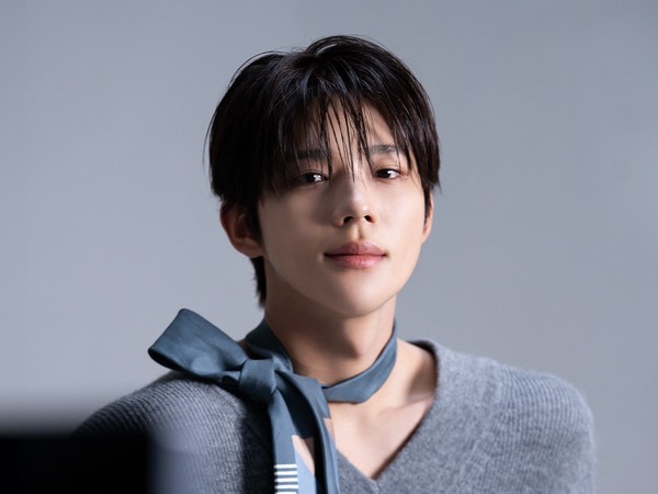 「洗練された大人の色気」ムン・サンミン、息を呑むほど美しいビハインド写真【PHOTO】