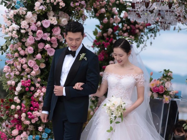 「永遠の愛と友情の間」ヒョンビン＆ソン・イェジン夫婦、結婚4周年を祝う“未公開ウェディング写真”を大放出【PHOTO】