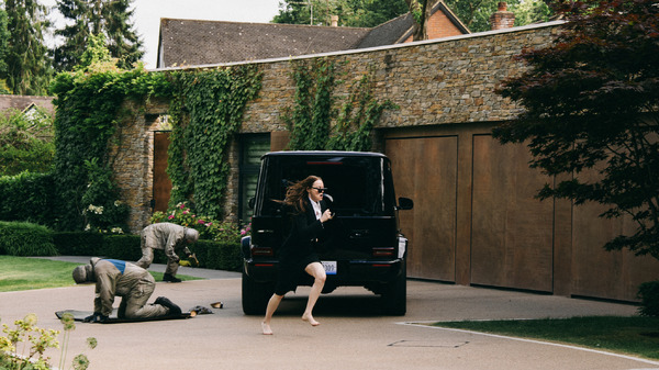 『ブゴニア』© 2025 Universal Studios. All Rights Reserved.