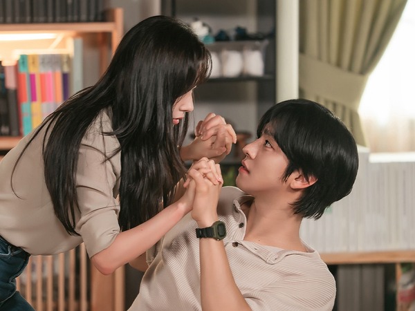 アン・ヒョソプ×チェ・ウォンビンが睨め合い…Netflix新作『本日も完売しました』スチール写真解禁