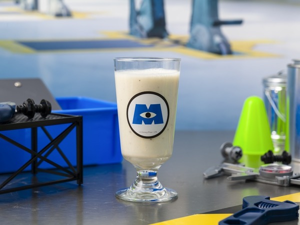 ＜モンスターズ社＞バナナヨーグルトスムージー　　税込1,190円「モンスターズ・インク」OH MY CAFE(C)Disney/Pixar