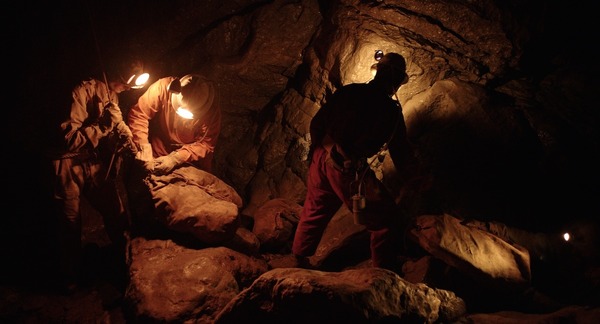 『地底への旅』(C) 2021 DOPPIO NODO DOUBLE BIND - ESSENTIAL FILMS - SOCIETE PARISIENNE DE PRODUCTION - ARTE FRANCE CINEMA