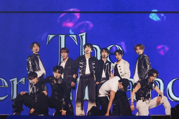 VERIVERY×EVNNE　撮影：田中聖太郎写真事務所