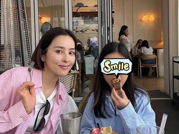 ハン・ヘジン、愛娘とのんびりカフェデート！仲良し母娘の姿に“ほっこり”【PHOTO】