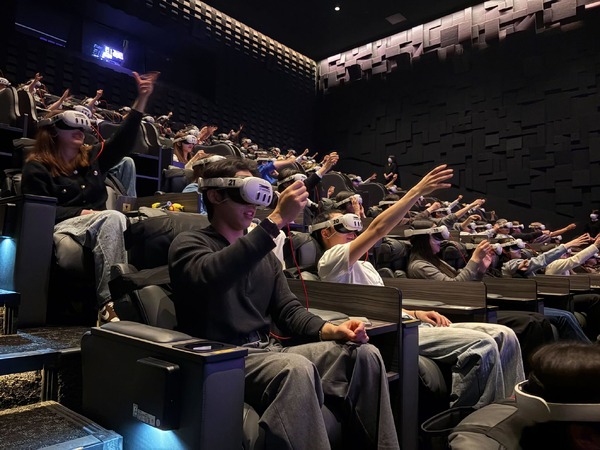 『LE SSERAFIM VR CONCERT：INVITATION』(C) HYBE JAPAN(P)&(C) SOURCE MUSIC