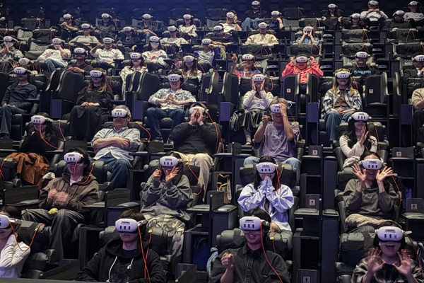 『LE SSERAFIM VR CONCERT：INVITATION』(C) HYBE JAPAN(P)&(C) SOURCE MUSIC