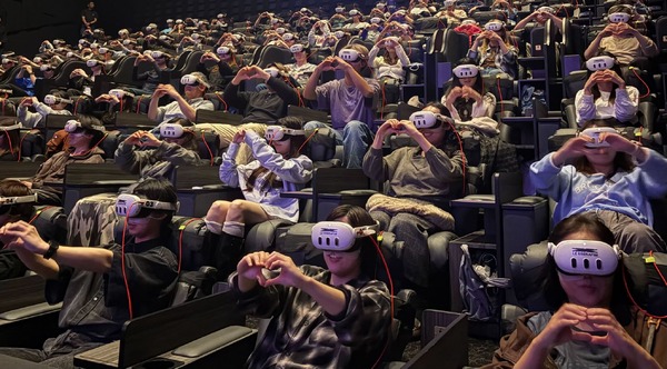 『LE SSERAFIM VR CONCERT：INVITATION』(C) HYBE JAPAN(P)&(C) SOURCE MUSIC