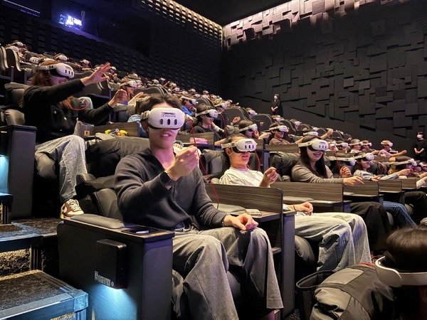 『LE SSERAFIM VR CONCERT：INVITATION』(C) HYBE JAPAN(P)&(C) SOURCE MUSIC