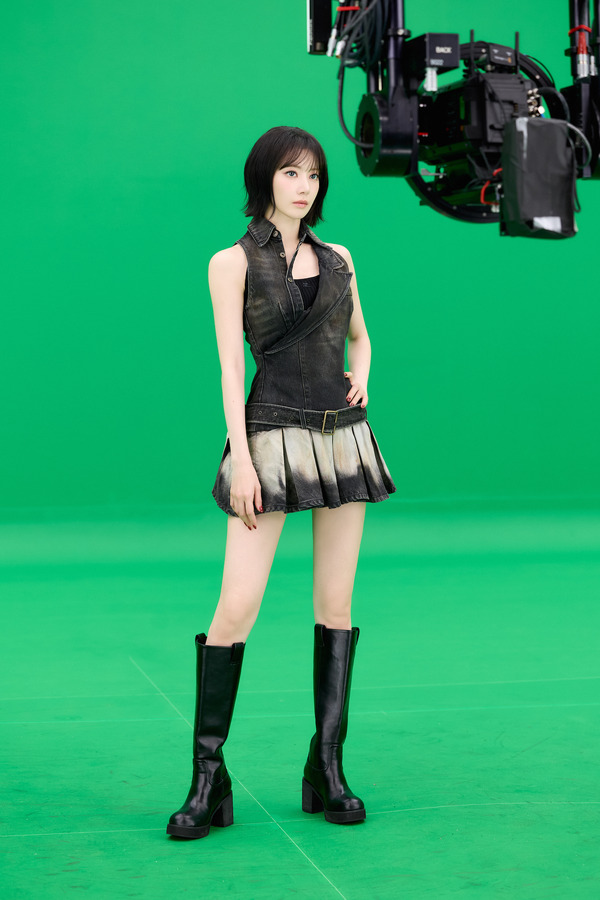 『LE SSERAFIM VR CONCERT：INVITATION』(C) HYBE JAPAN(P)&(C) SOURCE MUSIC