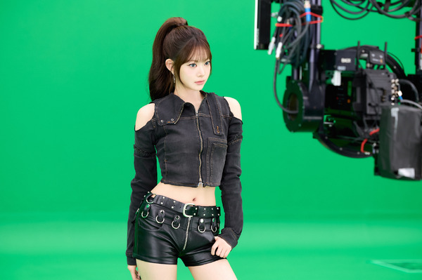 『LE SSERAFIM VR CONCERT：INVITATION』(C) HYBE JAPAN(P)&(C) SOURCE MUSIC