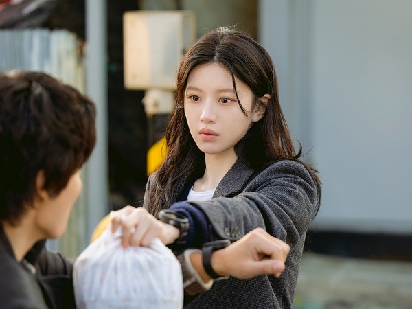 『恋の通訳～』とは真逆の雰囲気…女優コ・ユンジョン、Netflix新作で魅せた圧倒的な存在感！