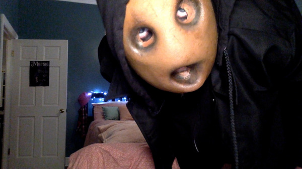 『ストレンジ・ハーベスト インランド・エンパイアの怪事件』© 2024 STRANGE HARVEST LLC