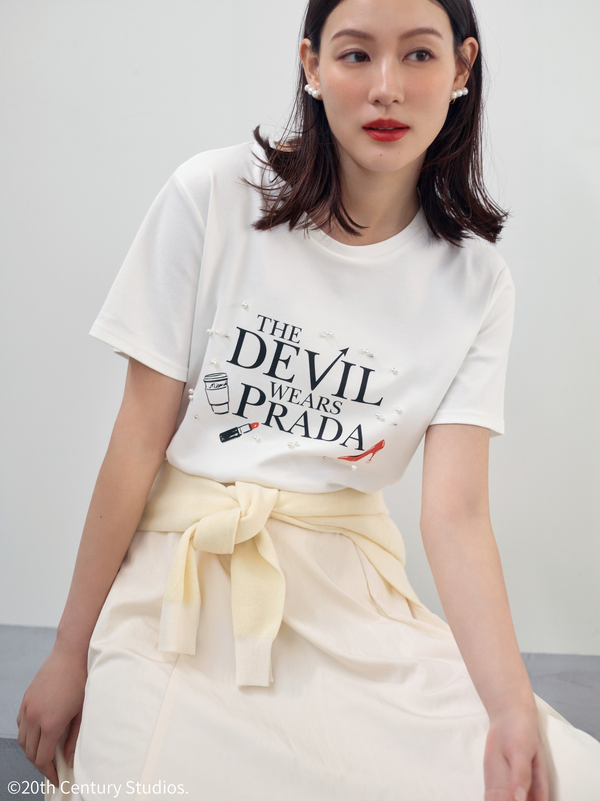 Skirt＆Pullover ¥27,500『プラダを着た悪魔』Stola.別注Tシャツ© 2025 20th Century Studios.