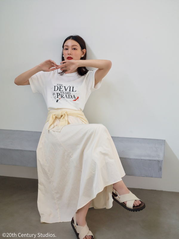 Skirt＆Pullover 　¥27,500　Sandals ¥16,500『プラダを着た悪魔』Stola.別注Tシャツ© 2025 20th Century Studios.