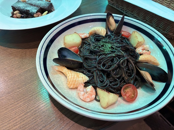 ブラック・シーフードビスクパスタ