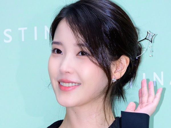 「劇中のアイテムを身につけて…」“大君夫人” IU、上品なブラックワンピ姿で登場！