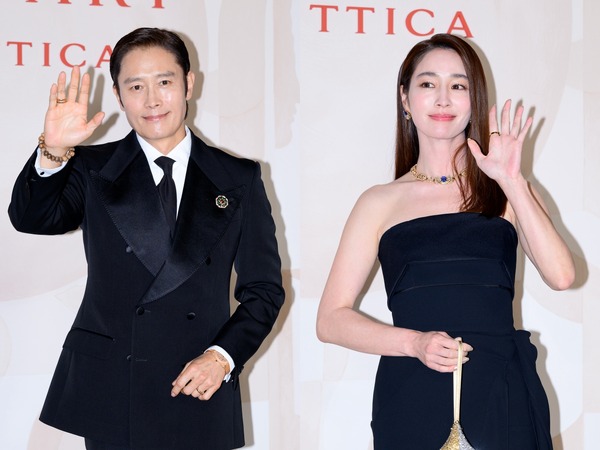 イ・ビョンホン＆イ・ミンジョン夫妻、夫婦揃って公の場に！洗練された黒のペアルックを披露【PHOTO】
