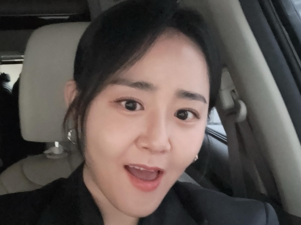 希少疾患を乗り越えた“元祖国民の妹”ムン・グニョン、スタイリッシュな装いで授賞式に出席【PHOTO】