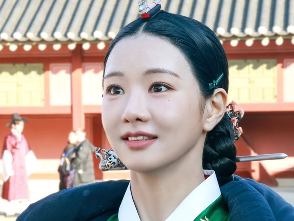『素晴らしき新世界』女優イ・セヒ、麗しい韓服姿のオフショット公開！“大根演技のトップスター”役に絶賛の声
