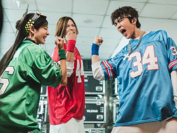 カン・ドンウォンが踊る⁉映画『ワイルド・シング』、劇中に登場する伝説の3人組アイドル「トライアングル」のチッケムスチール初披露！
