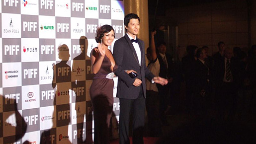 レッドカーペットに登場したイ・ドンゴンとオム・ジョンファ