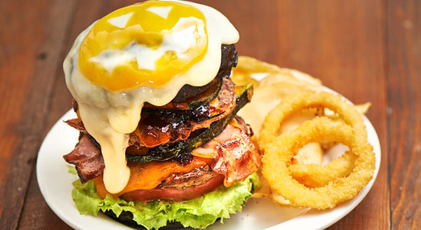 「モンスターチーズバーガー」（オニオンリング・ポテトチップス付 1,890 円）