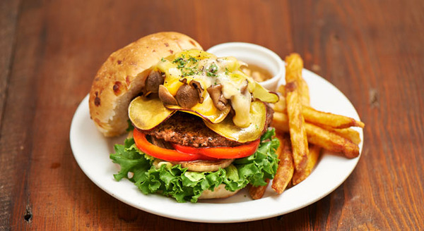 「フォールインクワトロチーズバーガー」（ポテト付 1,180 円）