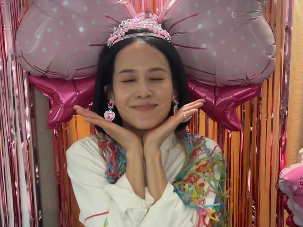 『パラサイト』女優チョ・ヨジョン、可愛すぎる45歳！ティアラ姿の“お姫様ビジュアル”で魅了【PHOTO】