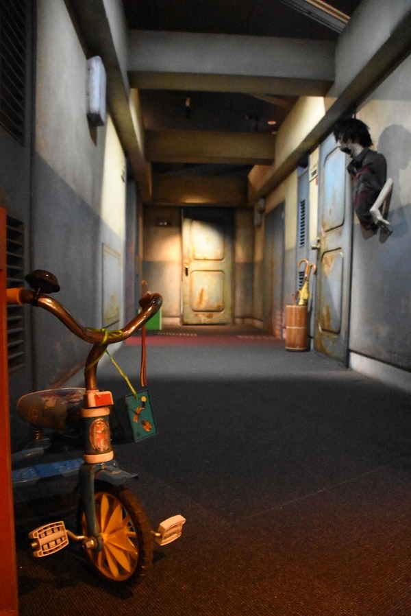 ある団地の廊下で「ホラーにふれる展 －映画美術の世界－」