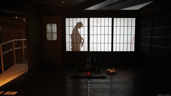 何かがいる「ホラーにふれる展 －映画美術の世界－」