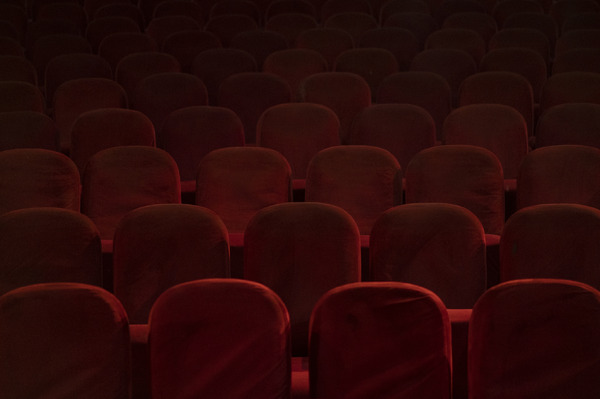 映画館※イメージ　　写真：Bram Janssen/AP/アフロ