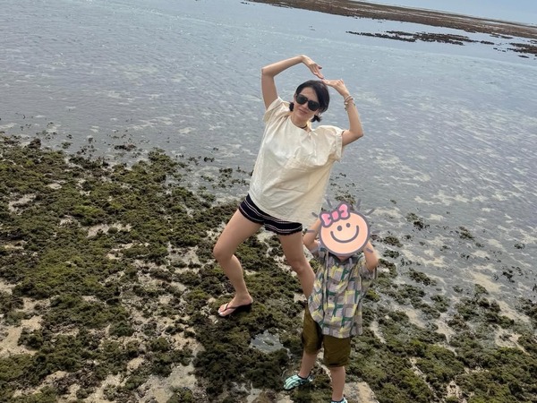 「どっちが子供？」ソン・イェジン、3歳の息子と海を満喫！“ヒョンビン目線”の旅行ショット【PHOTO】
