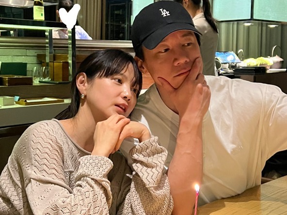世界1位に輝いたキム・ムヨル、妻ユン・スンアからの“愛のあるサプライズ”に大感激！【PHOTO】