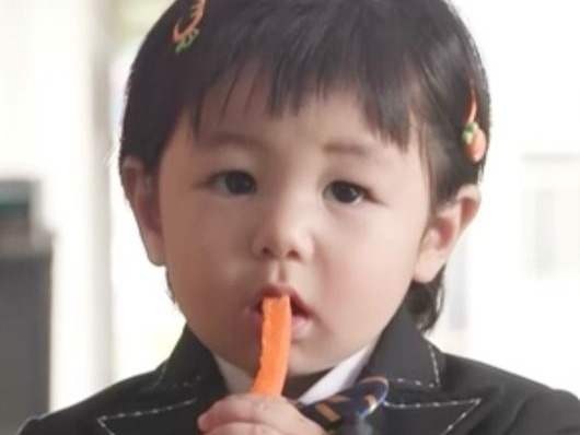 シム・ヒョンタクの愛息ハルくん、乗馬服姿で“赤ちゃん騎手”に変身！溢れるファンサービスも