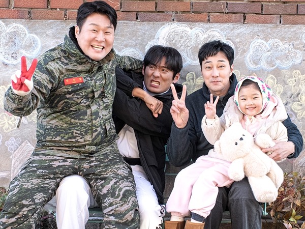 『エージェント・キム』最強の父親3人、眼鏡を脱ぎ捨てた“全盛期ショット”公開【PHOTO】