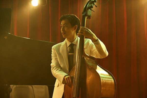 ウッドベース：須川崇志／『SUKIYAKI 上を向いて歩こう』© 2026 映画「SUKIYAKI 上を向いて歩こう」製作委員会