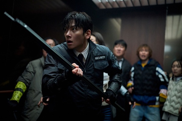 『群体（原題）』（英題『Colony』）©APOLLO