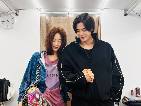 キム・ヘス＆キム・ジフン、仲睦まじい“密着夫婦ショット”。この2人から目が離せない！【写真】