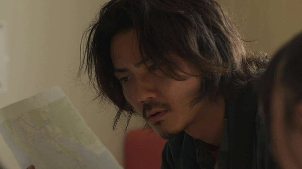『見えない娘 THE INVISIBLES』フェリーの中で真剣に地図と向き合う学
