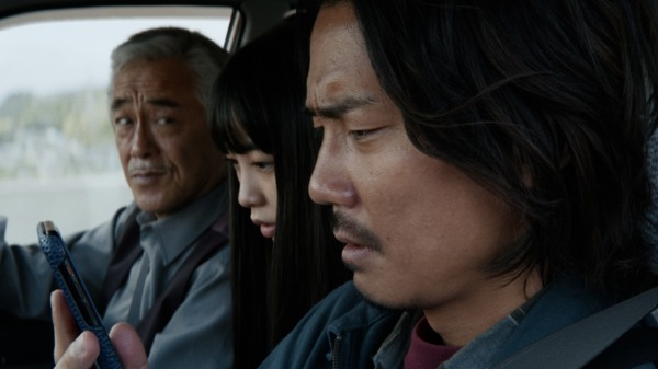 『見えない娘 THE INVISIBLES』画面を見つめる学と長女・風子（近藤華）、タクシー運転手の倉田（寺島進）