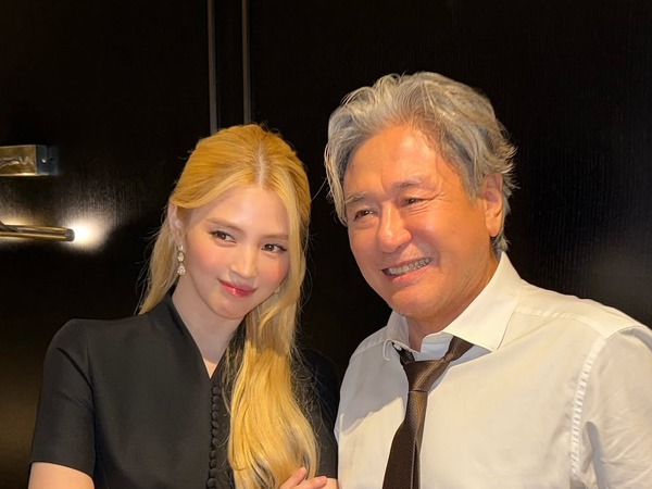 これが韓国版『マイ・インターン』の雰囲気！ハン・ソヒ、大先輩チェ・ミンシクの隣で輝く“圧倒的オーラ”【写真】
